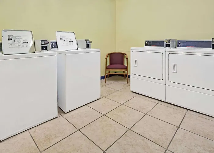 Days Inn By Wyndham Norfolk Military Circle